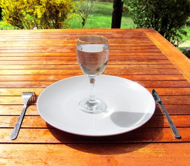 Fasting_4-Fasting-a-glass-of-water-on-an-empty-plate.jpg